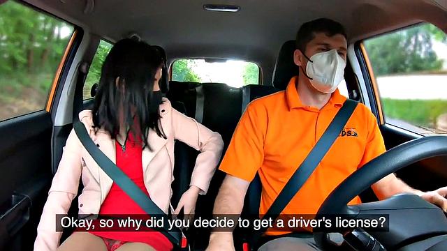 брюнетка с упругой грудью трахается с инструктором в машине