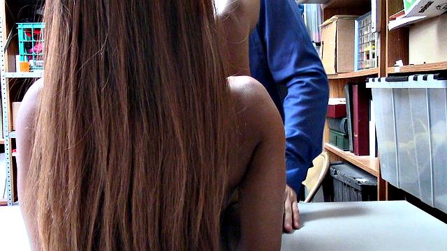 знойная брюнетка с тату трахается с охранником в подсобке