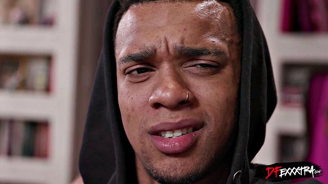 Сочная блондинка пробует глотку с толпой черных жеребцов