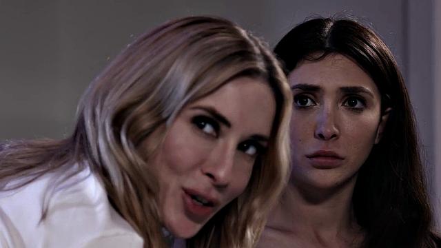 Stunning babes in 3some