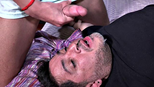 Chubby bottom barebacked in oldvsyoung 3some by twinks