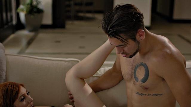 Сочная мачеха с большими сиськами учит жарко трахать шлюшек