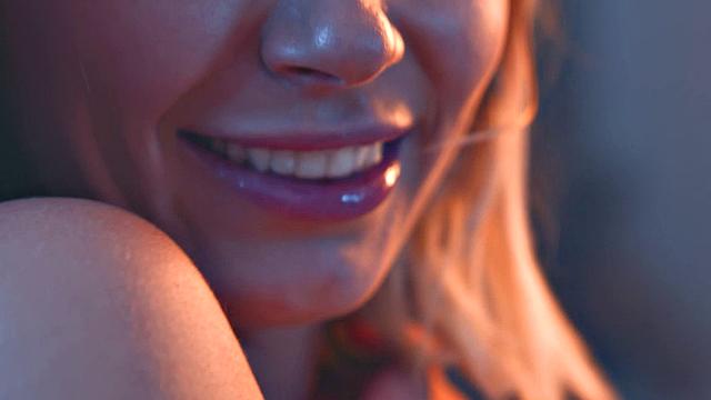 Жена сходит с ума в душе: сосёт и глотает до капли