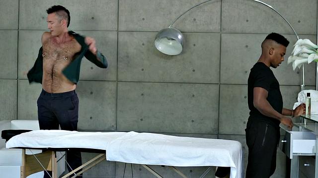 Handsome gay dude enjoys rimming and bareback massage