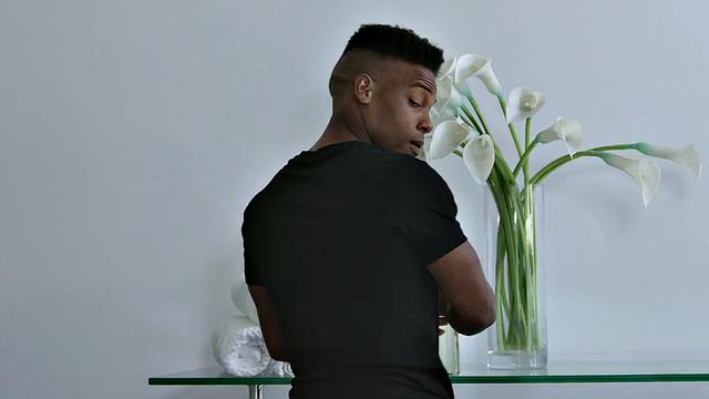 Handsome gay dude enjoys rimming and bareback massage