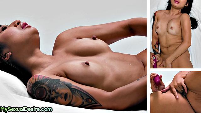 Busty babe pussytoying herself