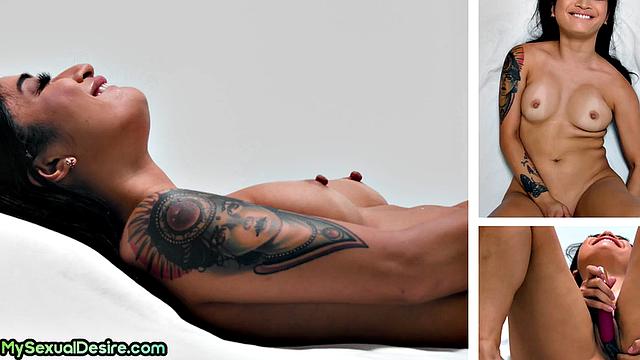 Busty babe pussytoying herself