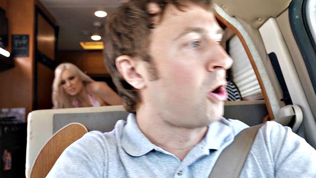 жаркая мачеха учит трахаться прямо в дороге