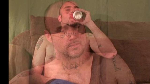 парень дрочит и кончает на камеру