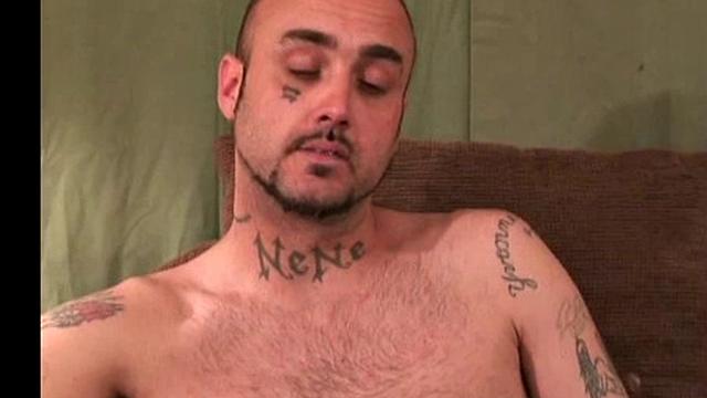 парень дрочит и кончает на камеру