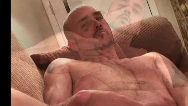 парень дрочит и кончает на камеру