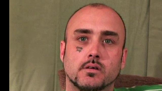 парень дрочит и кончает на камеру