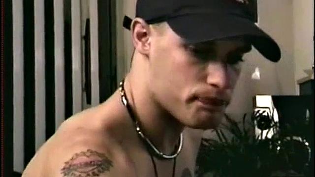 Стрейт снова жадно тянется к мужскому члену