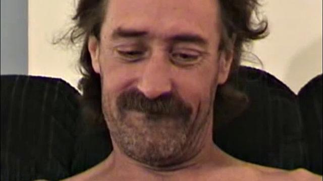 брутальный рид кайфует с друзьями под пивко на улице