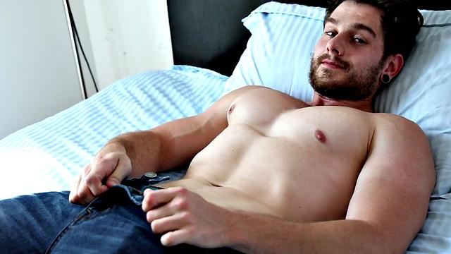 Bearded hunk closeup wanking during solo on bed