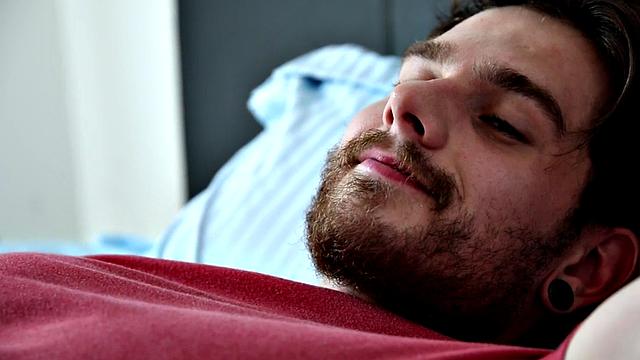 Bearded hunk closeup wanking during solo on bed