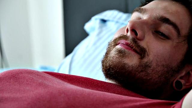 Bearded hunk closeup wanking during solo on bed