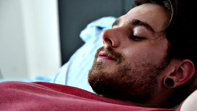 Bearded hunk closeup wanking during solo on bed
