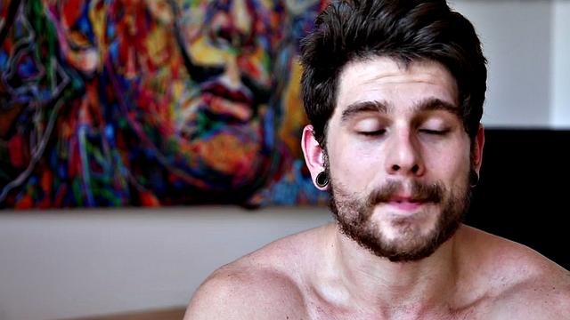Bearded hunk closeup wanking during solo on bed