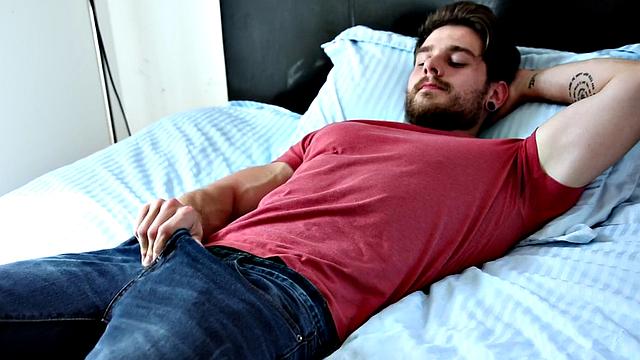 Bearded hunk closeup wanking during solo on bed