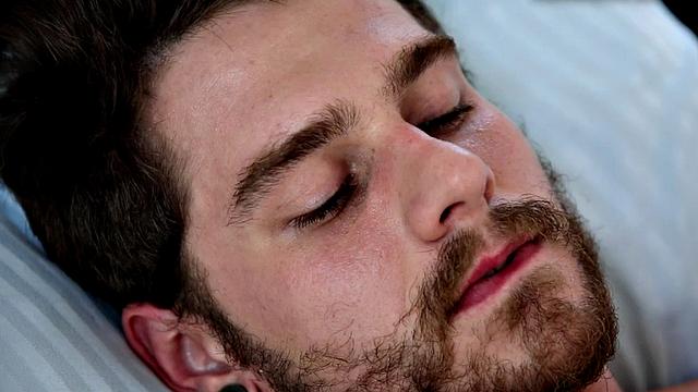 Bearded hunk closeup wanking during solo on bed
