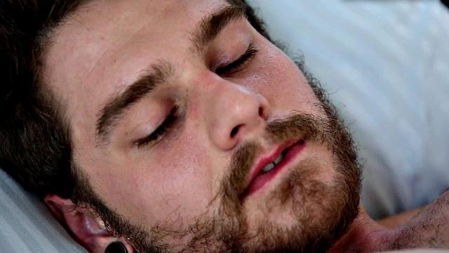 Bearded hunk closeup wanking during solo on bed