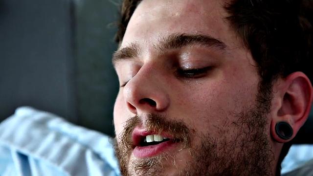 Bearded hunk closeup wanking during solo on bed