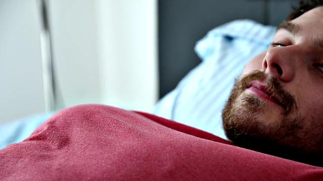 Bearded hunk closeup wanking during solo on bed