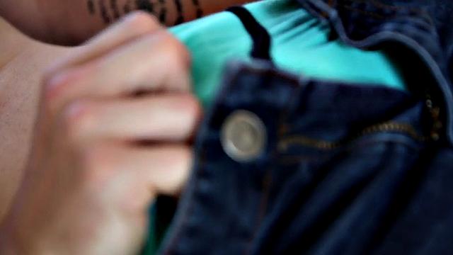 Bearded hunk closeup wanking during solo on bed