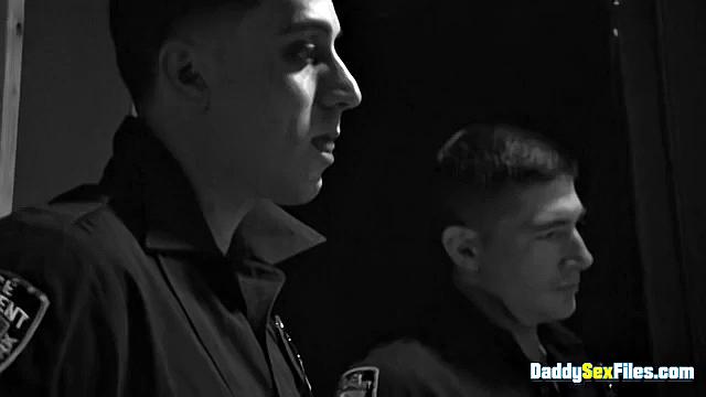 Эксгибиционизм для озабоченных офицеров - Дирк Кейбер, Джонни Хаззард, Эндрю Фитч