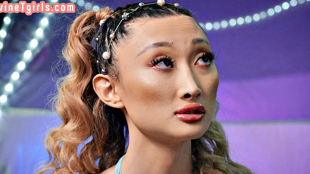 азиатская транса получает анальный секс в палатке