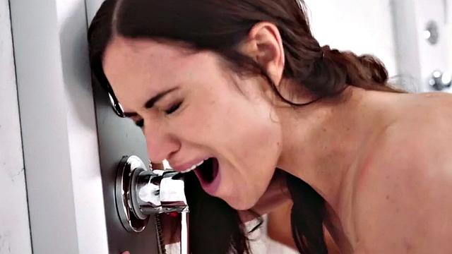 зрелые соблазнительницы с большими сиськами жарко ласкают мокрых подружек в душе