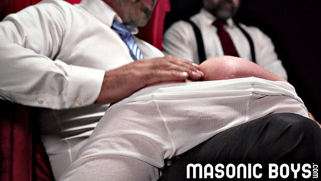 накачанный мачо глубоко сосёт и жёстко трахается без гондона