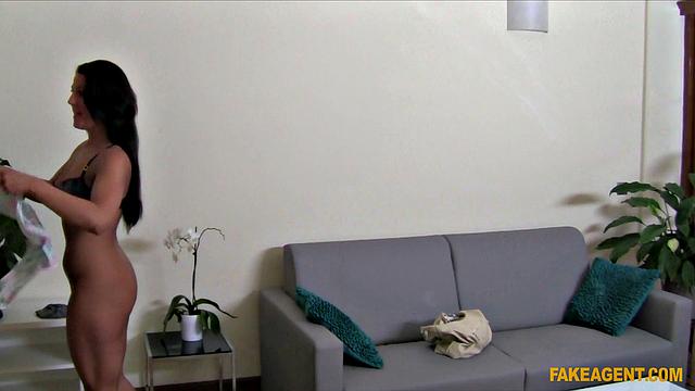 офисная мамочка забыла про работу, ищет крепкого самца