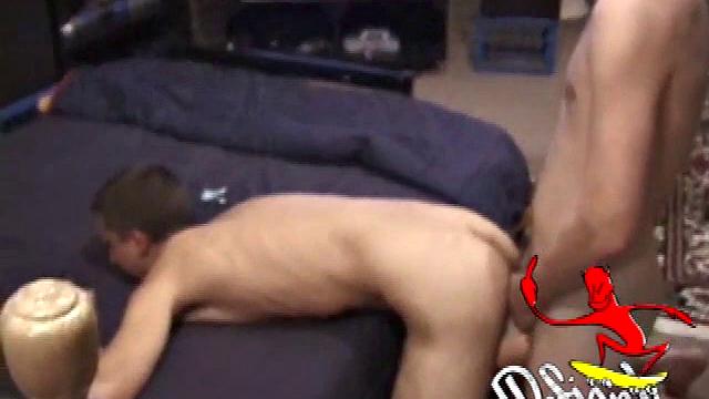 Кристиан жёстко трахает Уайли, не оставляя шансов