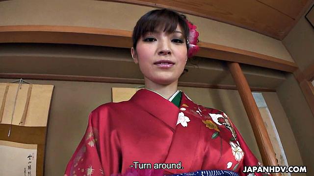 Юрия Томинага в кимоно страстно мастурбирует и играет с волосатой киской