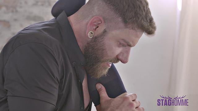 мафиози трахается с телохранителем и получает глубокий минет