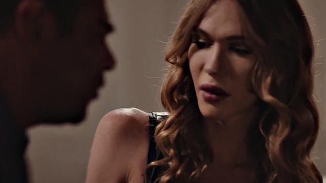 транс кроха подшучивает над своим ростом и с радостью едет на большой белой