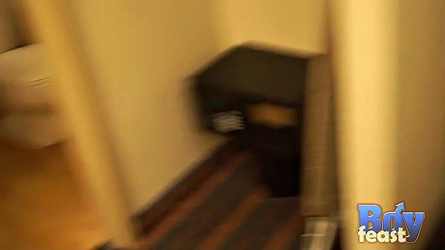 Эрик проходит холодный душ, чтобы проснуться