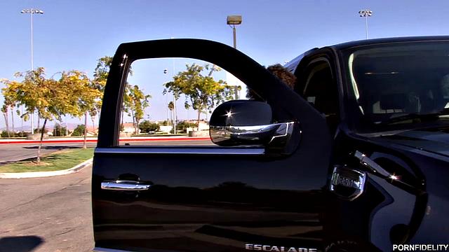 чёрная крошка вылетает из тачки и кайфует от огромных сисек кэлли и белого члена