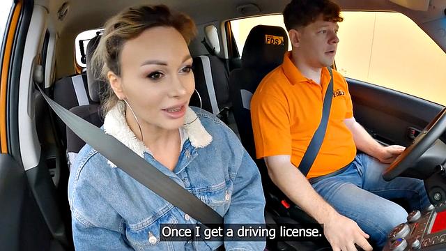 инструктор трахает взрослую ученицу на заднем сиденье авто