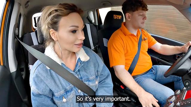 инструктор трахает взрослую ученицу на заднем сиденье авто