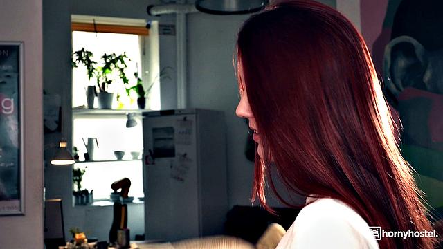 Рыжая Чарли Ред трахается с Сэмом Борном в хостеле и глотает сперму