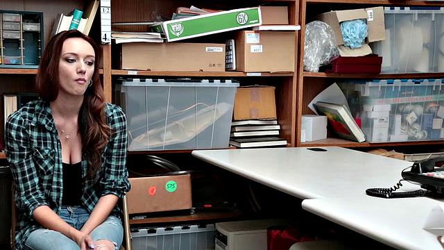 поймали на краже трусиков, весь офис трахает её