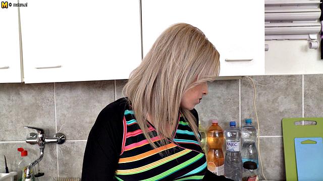 зрелая Ретта трахается и сосёт на кухне