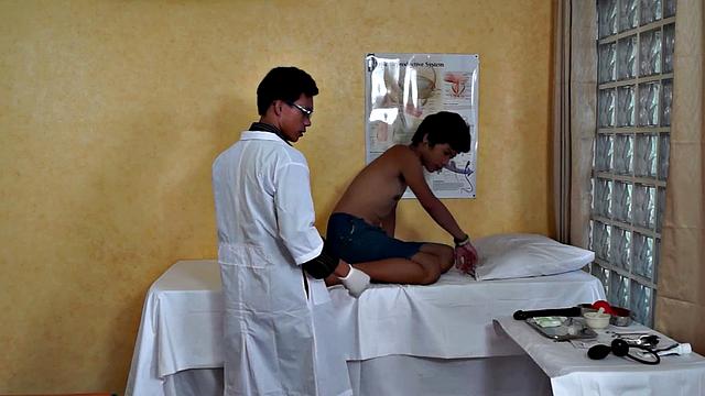 Asian twink patient sucking in threesome