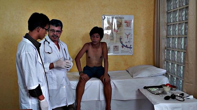 Asian twink patient sucking in threesome