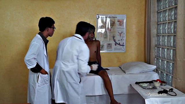 Asian twink patient sucking in threesome