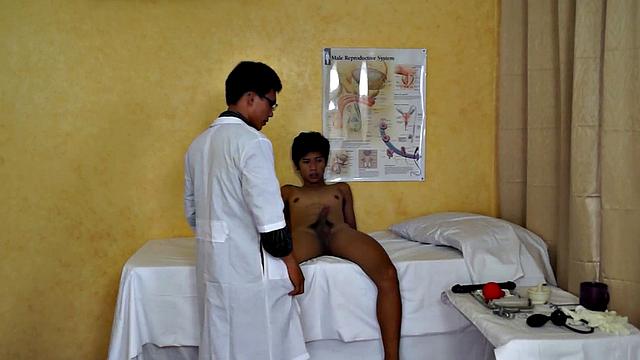 Asian twink patient sucking in threesome