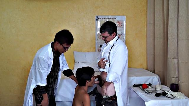 Asian twink patient sucking in threesome